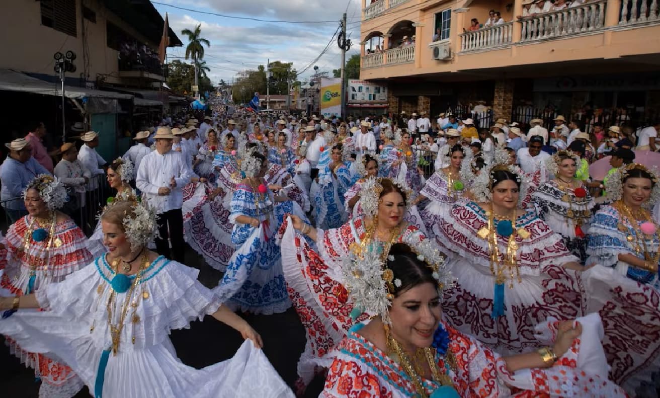 Desfile de las Mil Polleras refuerza normas para preservar la autenticidad del traje típico